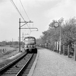857677 Afbeelding van het electrische treinstel nr. 378 (mat. 1954, plan Q, hondekop) van de N.S. langs het perron van ...